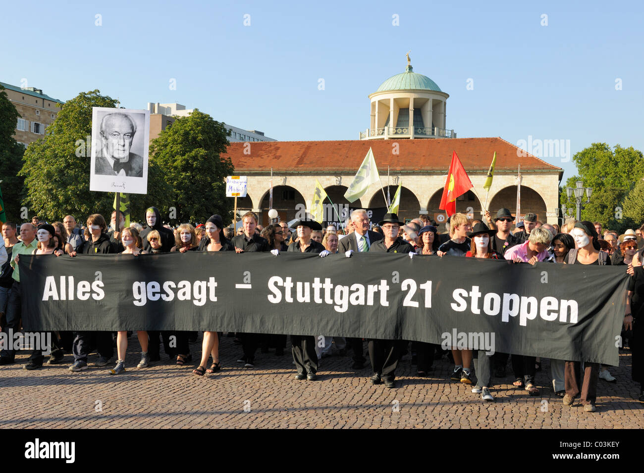 Marcha de protesta silenciosa de Stuttgart 21 oponentes en la plaza Schlossplatz en contra de la reconstrucción de la estación de tren Foto de stock