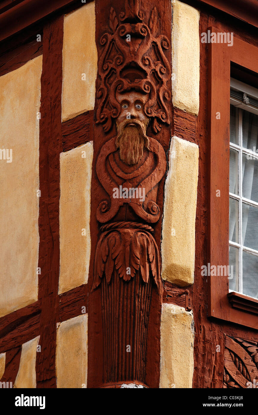 Grabado en una vieja casa de entramado de madera, 19 Impasse du Père Staub, Kaysersberg, Alsacia, Francia, Europa Foto de stock