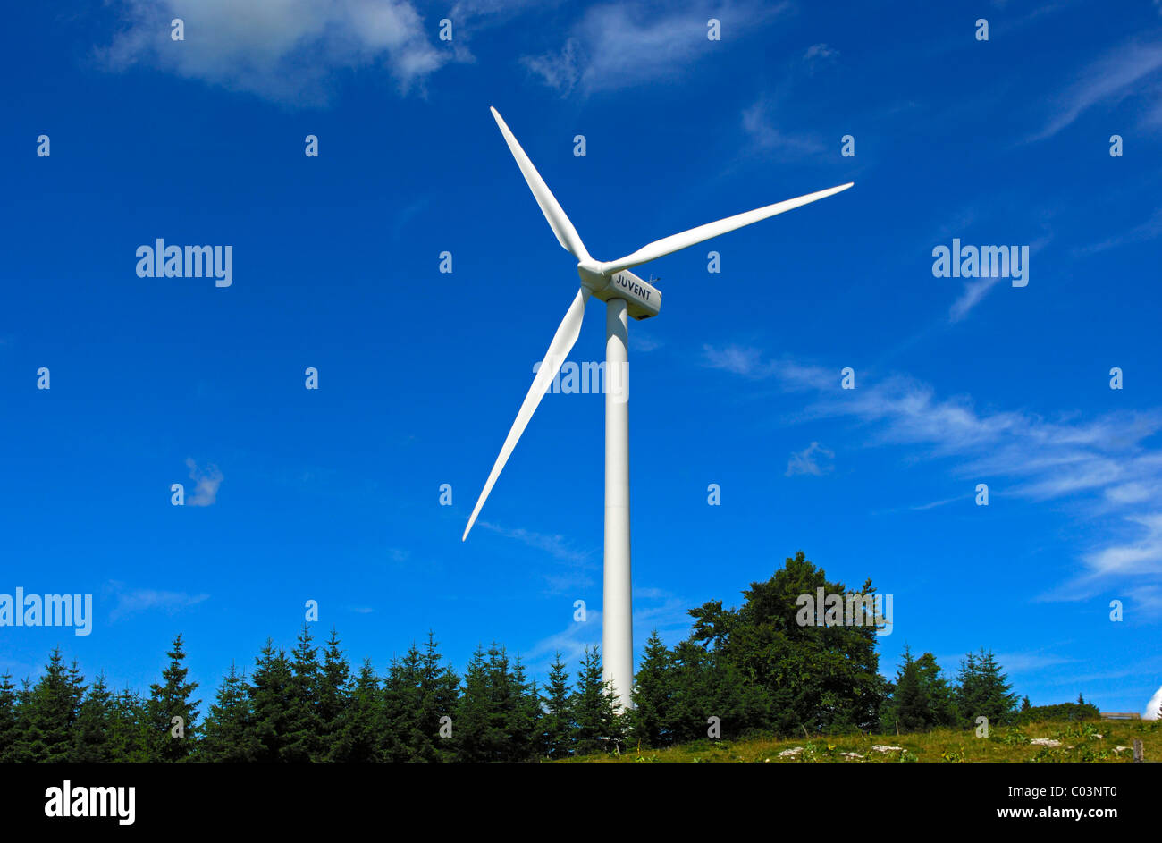 Turbina de viento en la cima de las montañas del Jura, parque eólico Mont Crosin, San Imier, Jura, Suiza Foto de stock