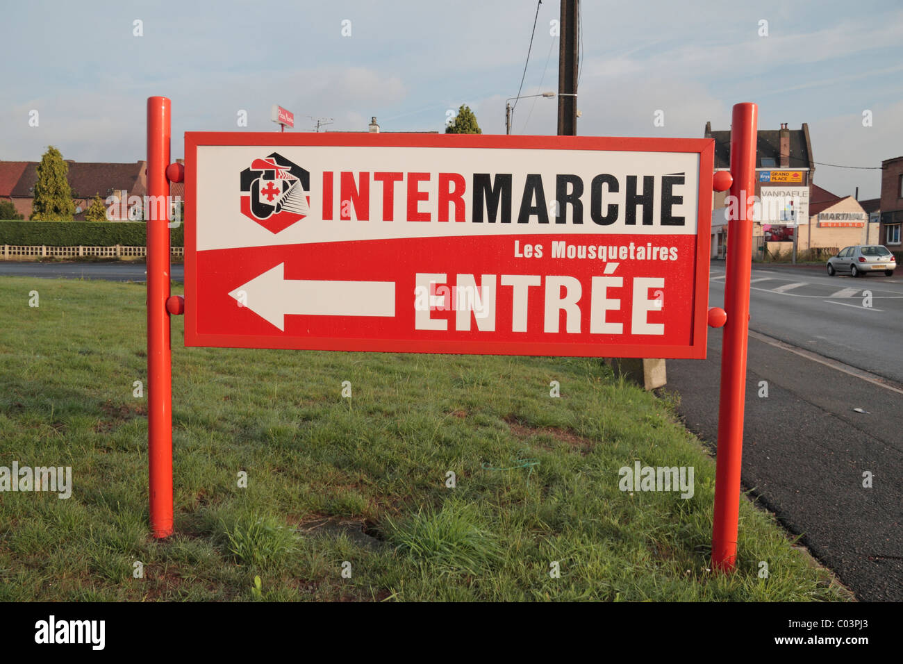 Cartel anuncia la entrada al Intermarche supermarkt en Bailleul, Nord, en el norte de Francia. Foto de stock