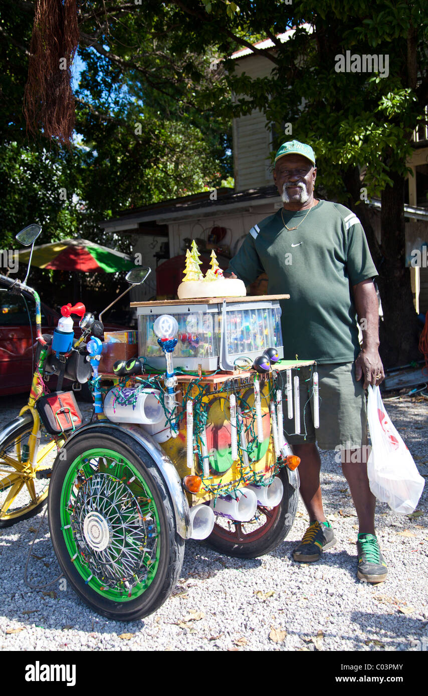 Caballero local James Matthew Chapman fuera de su antigua casa en la calle Petronia, Bahama Village, Key West, Florida, EE.UU. Foto de stock