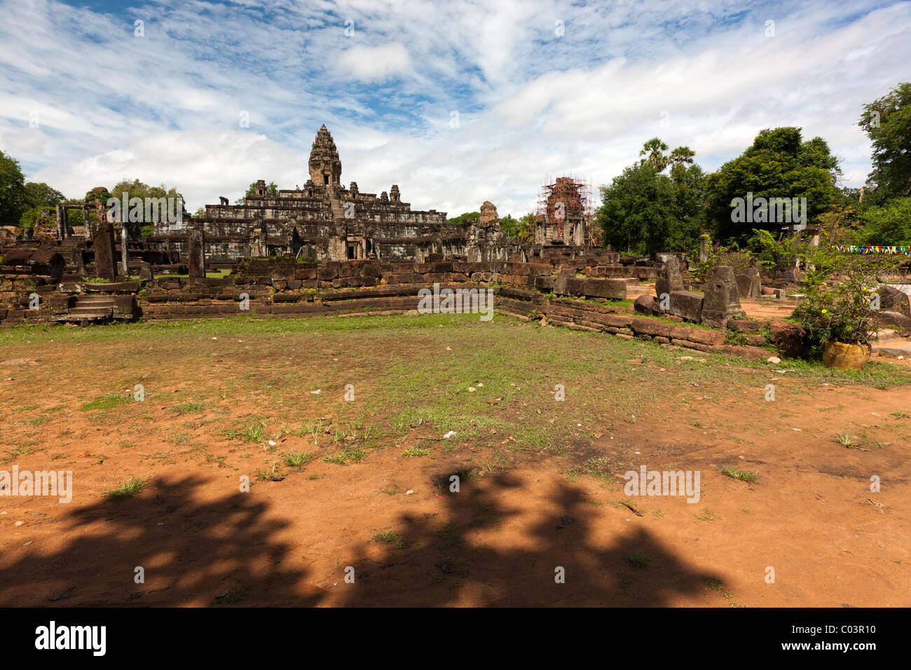 Templo Bakong cerca de Angkor, sitio del Patrimonio Mundial de la UNESCO, de la provincia de Siem Reap, Camboya, en Indochina, en el sudeste de Asia Foto de stock