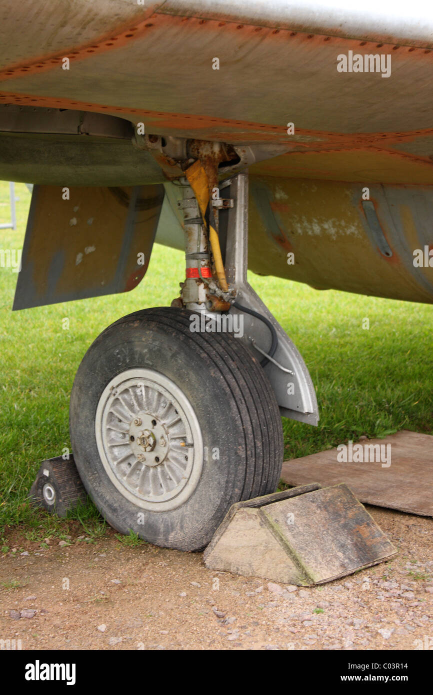 Una rueda de aterrizaje de un avión con calzos. El avión está parado  Fotografía de stock - Alamy