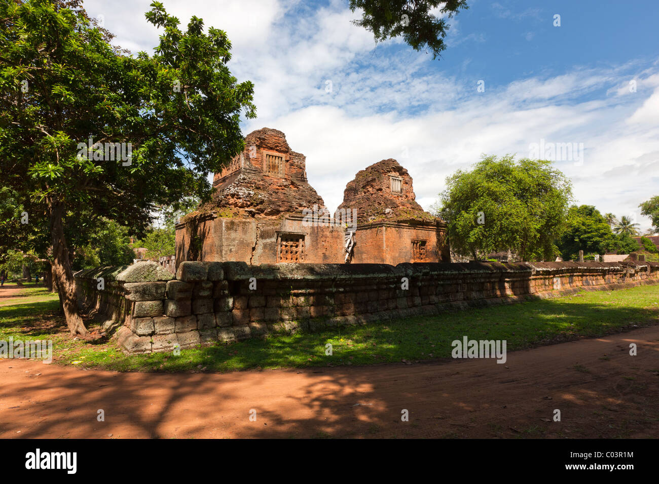 Templo Bakong cerca de Angkor, sitio del Patrimonio Mundial de la UNESCO, de la provincia de Siem Reap, Camboya, en Indochina, en el sudeste de Asia Foto de stock