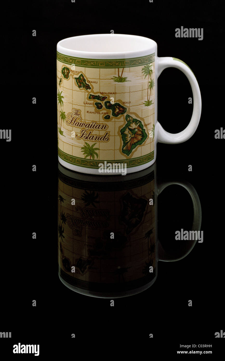 Taza de café decorada con mapa de las Islas Hawaianas Foto de stock