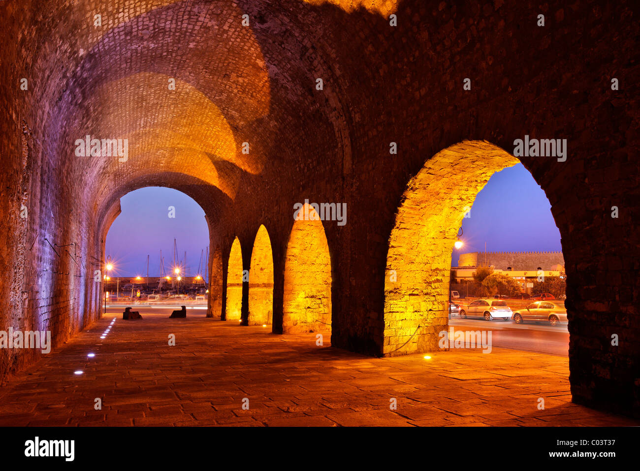 Parte de los astilleros venecianos ('Neoria'), cerca del antiguo puerto de Heraklion, en la hora 'azul'. La isla de Creta, Grecia Foto de stock