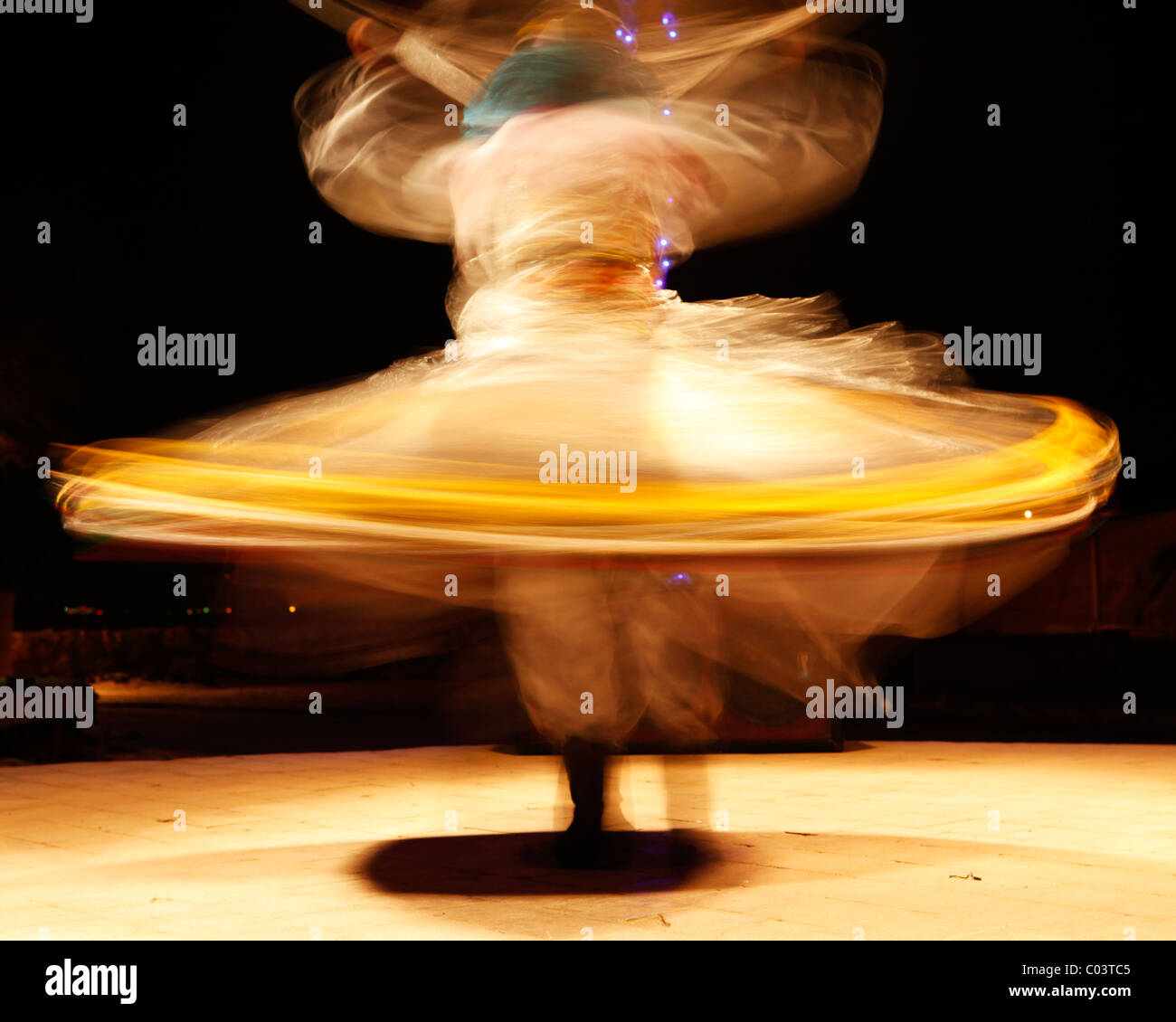 Un Derviche bailando danzas para entretener a los turistas en Egipto. Los derviches giradores son miembros de una orden sufí. Foto de stock