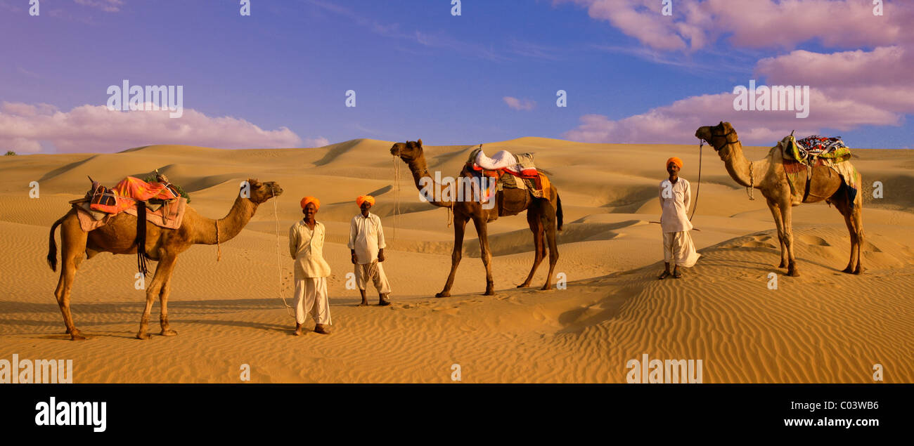 La India, Rajastán, Rajput germanos y camellos en el desierto de Thar Foto de stock