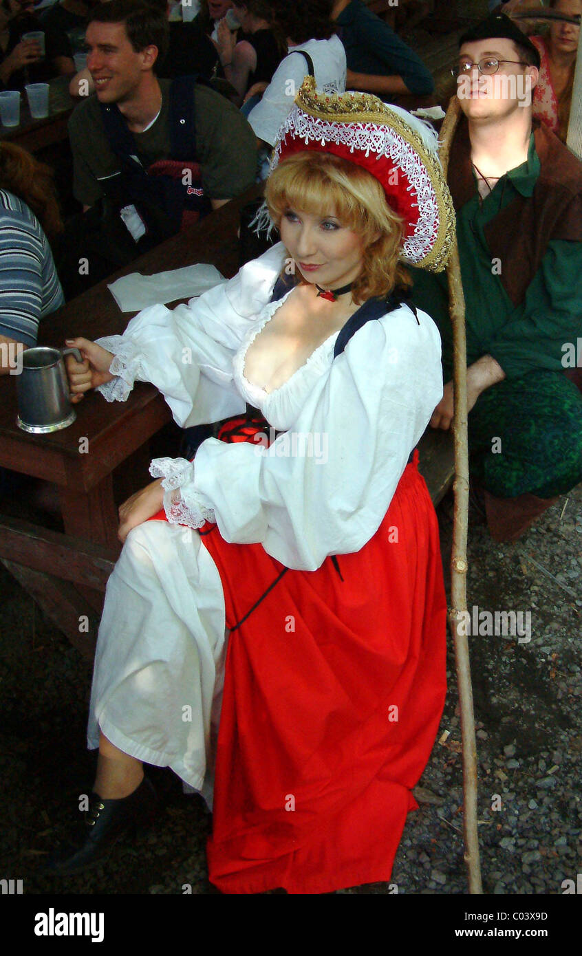 Mujer joven vestida como un pirata en el Renaissance Festival en Crownsville, MD Foto de stock
