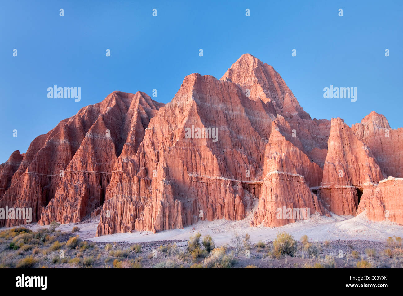 Erosionado formaciones de arcilla justo antes del amanecer. Catedral Gorge State Park, Nevada Foto de stock
