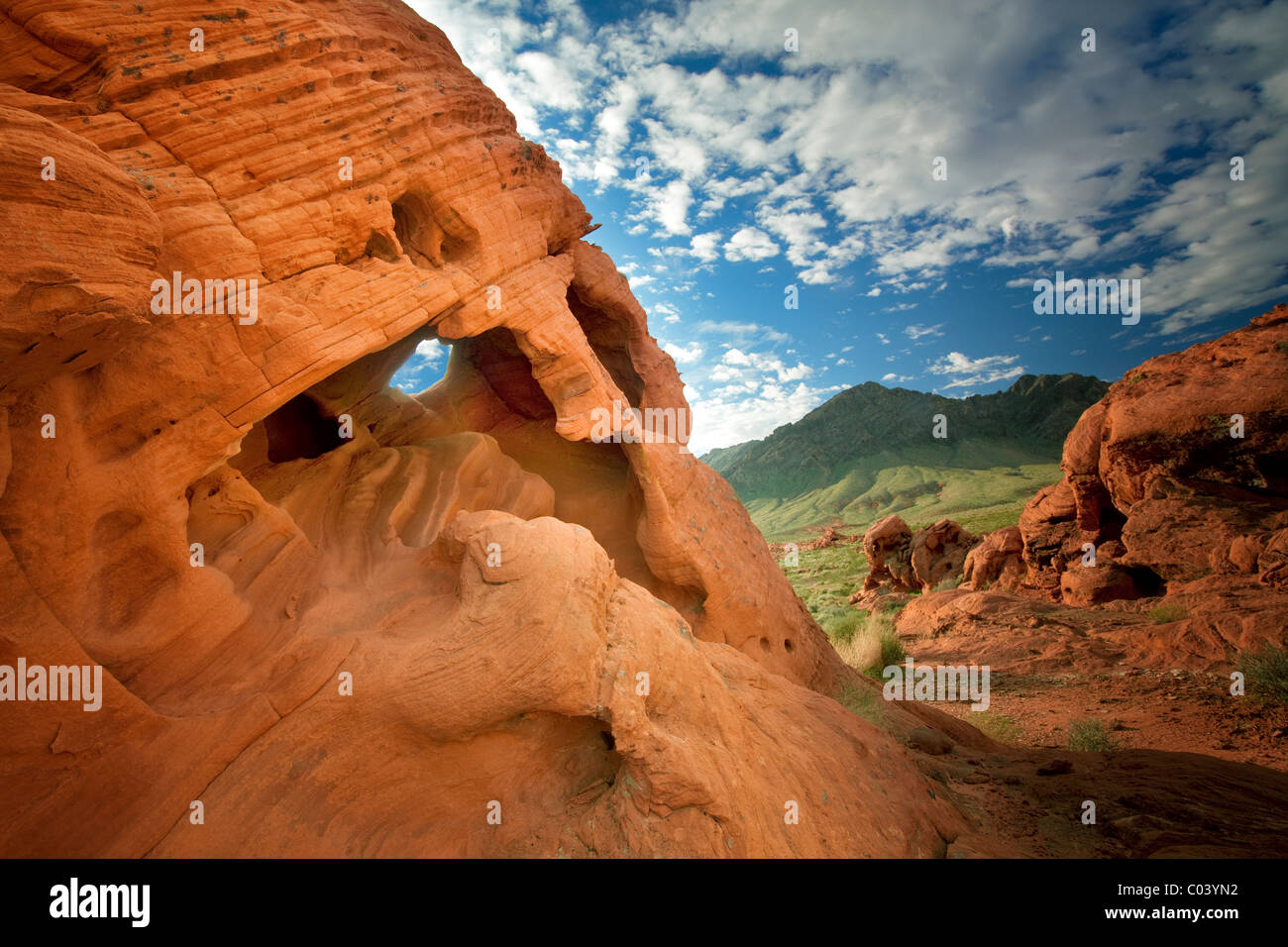 Formación de rocas y nubes en el Parque Estatal Valle del Fuego, Nevada Foto de stock