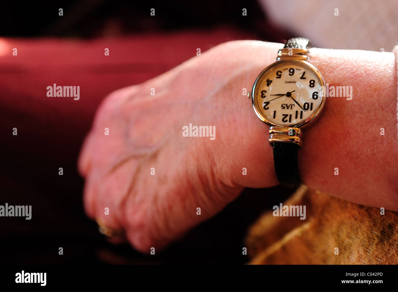mayor, tiempo, reloj de pulsera, anciano, viejo, personas mayores, tiempos,  pulseras Fotografía de stock - Alamy