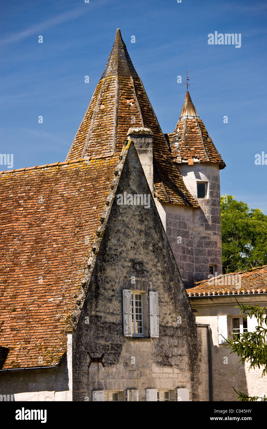 Chateau de Bourdeilles popular como un destino turístico cerca de Brantome, en el norte de Dordogne, Francia Foto de stock