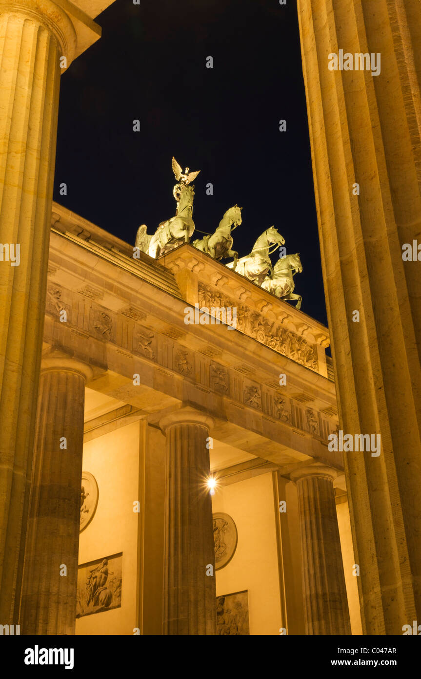 Mirando hacia la Cuadriga por Johann Gottfried Schadow, Puerta de Brandenburgo de Berlín por la noche Foto de stock