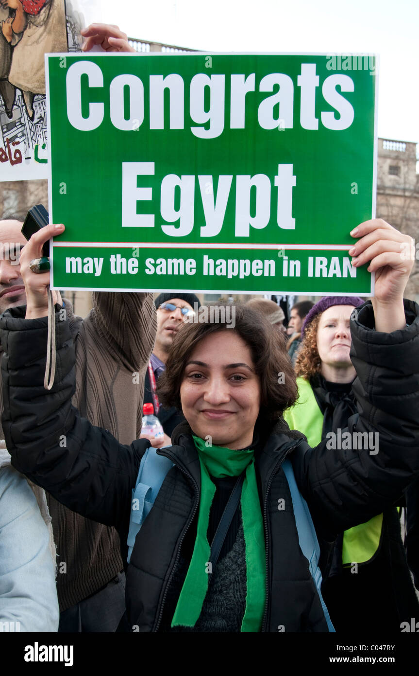 Celebración de la victoria de Egipto sobre la renuncia de Mubarak organizada por Amnistía Internacional Trafalgar Square, Londres, Gran Bretaña. Foto de stock
