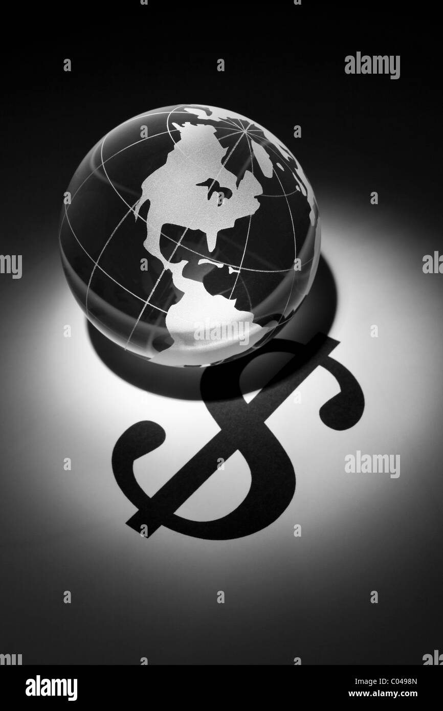 Globe y el signo del dólar, el concepto de negocio a nivel mundial Foto de stock