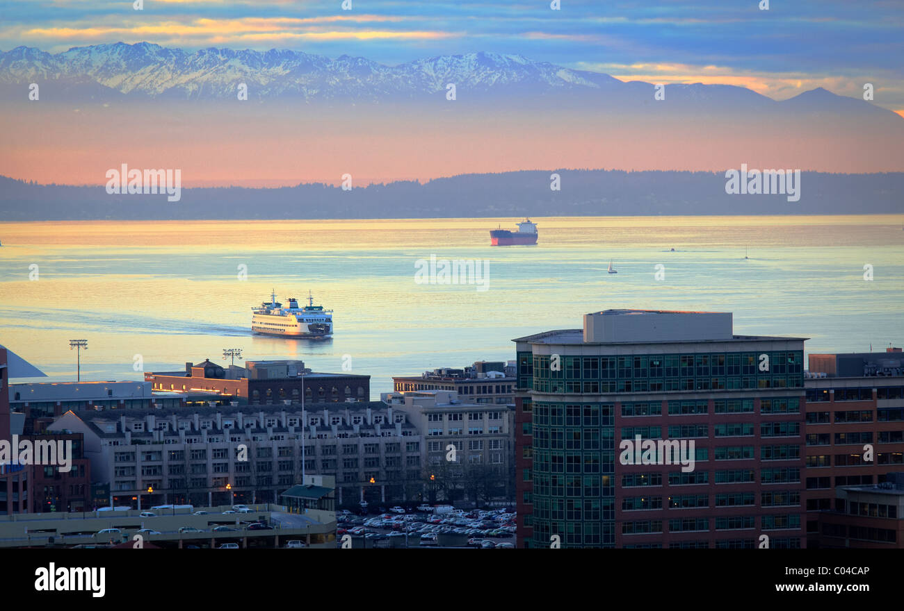 Ferry en la Bahía Elliot llegando en Seattle, Washington Foto de stock