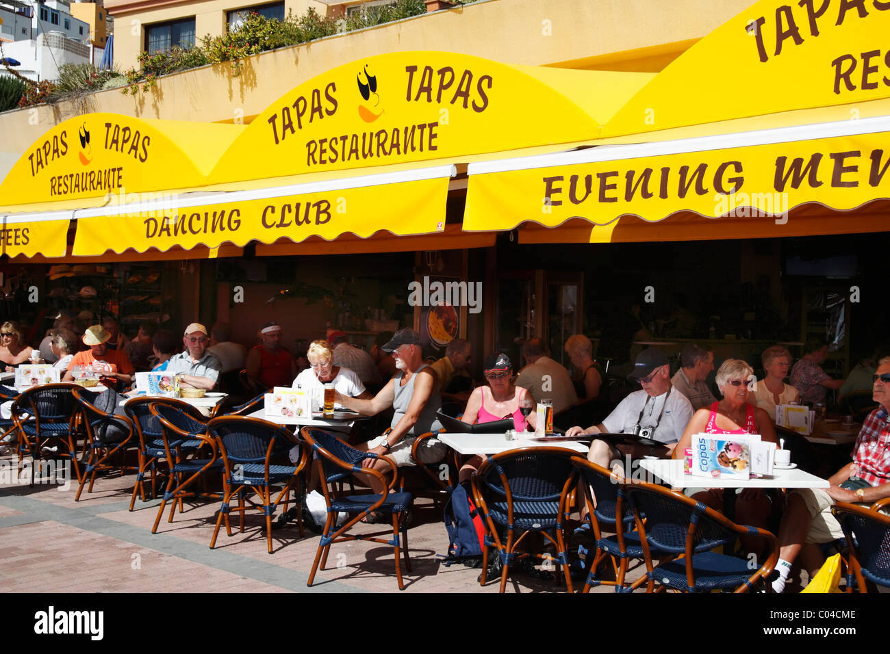 Bar de tapas ovelooking de playa en el Puerto de Mogan en Gran Canaria,  Islas Canarias, España Fotografía de stock - Alamy