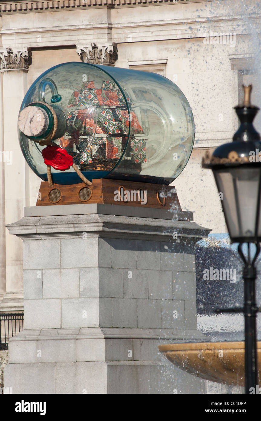 Yinka Shonibare ilustraciones del artista Nelson's Ship en una botella en el cuarto plinto de Trafalgar Square de Londres. Londres. UK Foto de stock