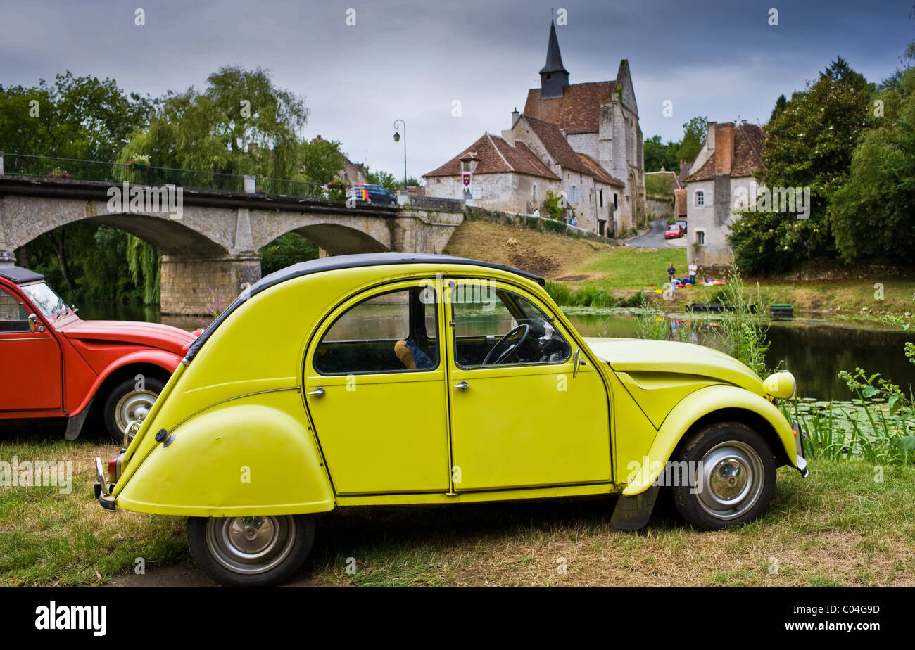 Tradicional francés Deux Chevaux Citroen 2CV coches en ángulos Sur L'Anglin village, Vienne, cerca de Poitiers, Francia Foto de stock