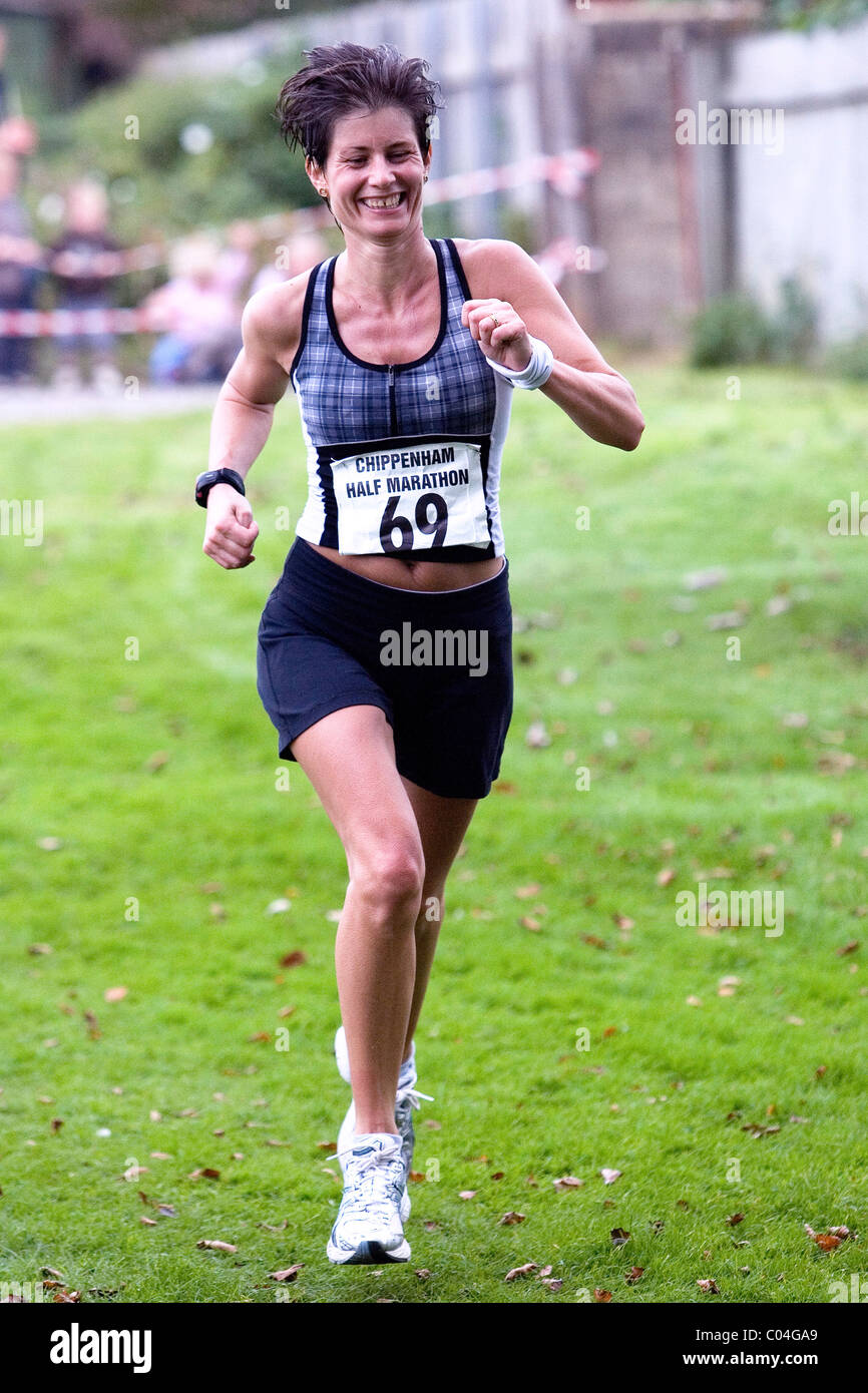 Mujer corriendo en una carrera de media maratón en el Reino Unido  Fotografía de stock - Alamy
