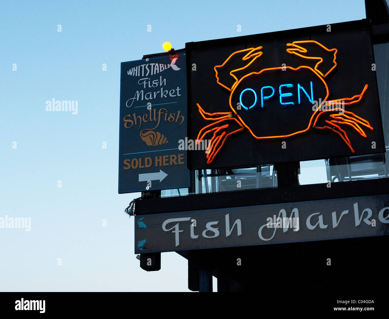 Señal de neón de cangrejo de mar abierto comida restaurante pescado Foto de stock
