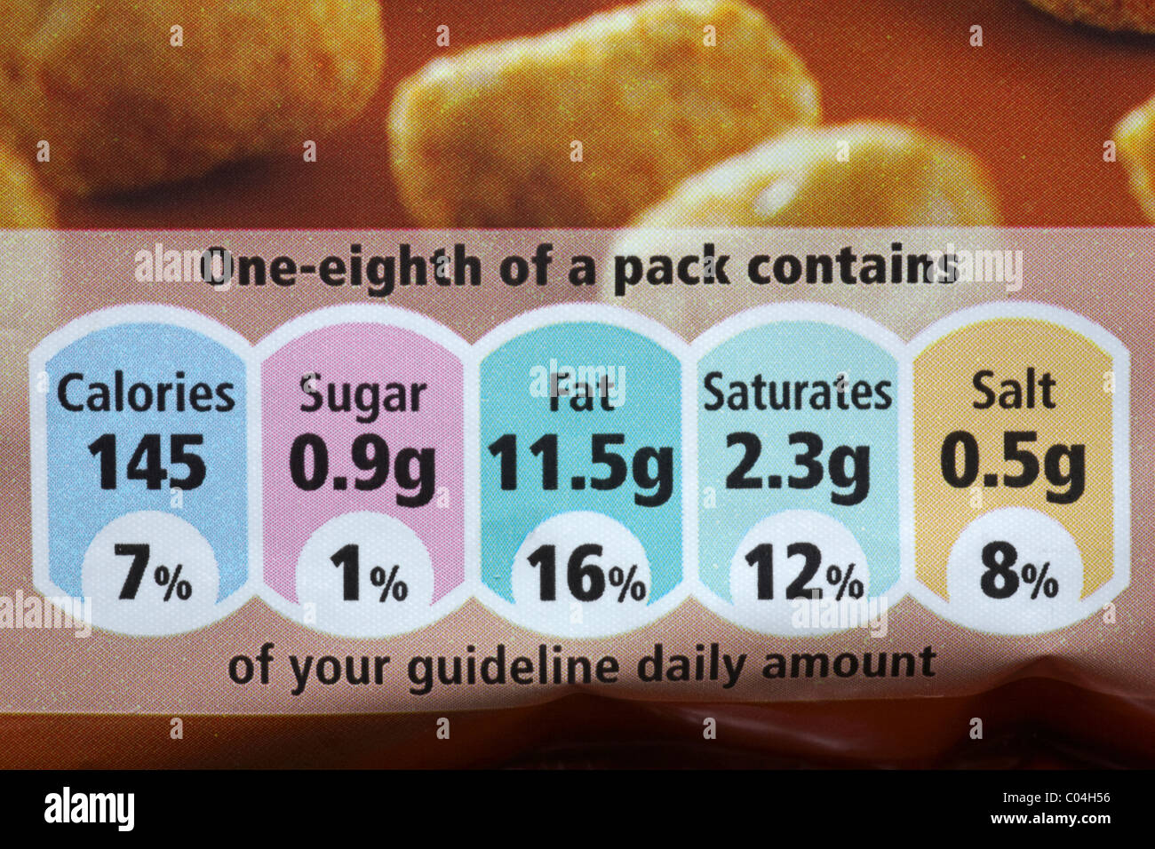 Cerca de GDA calificaciones en paquetes de alimentos mostrando las calorías, azúcar, grasas y sal satura la contenida en los alimentos Foto de stock