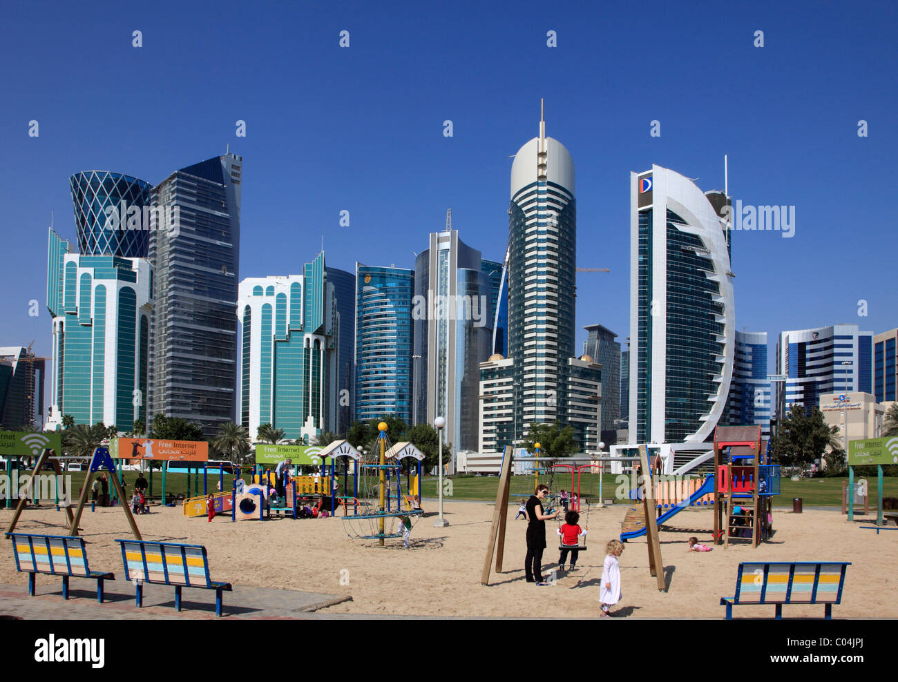 Qatar, Doha, al Corniche Street, moderna arquitectura, área de juegos, Foto de stock