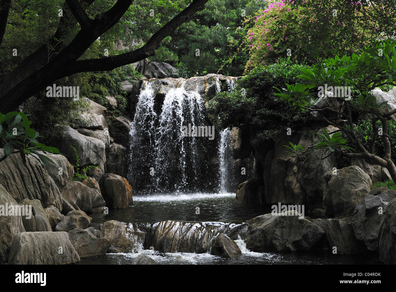 Cascada en los Jardines Chinos, Sydney, Australia. Foto de stock