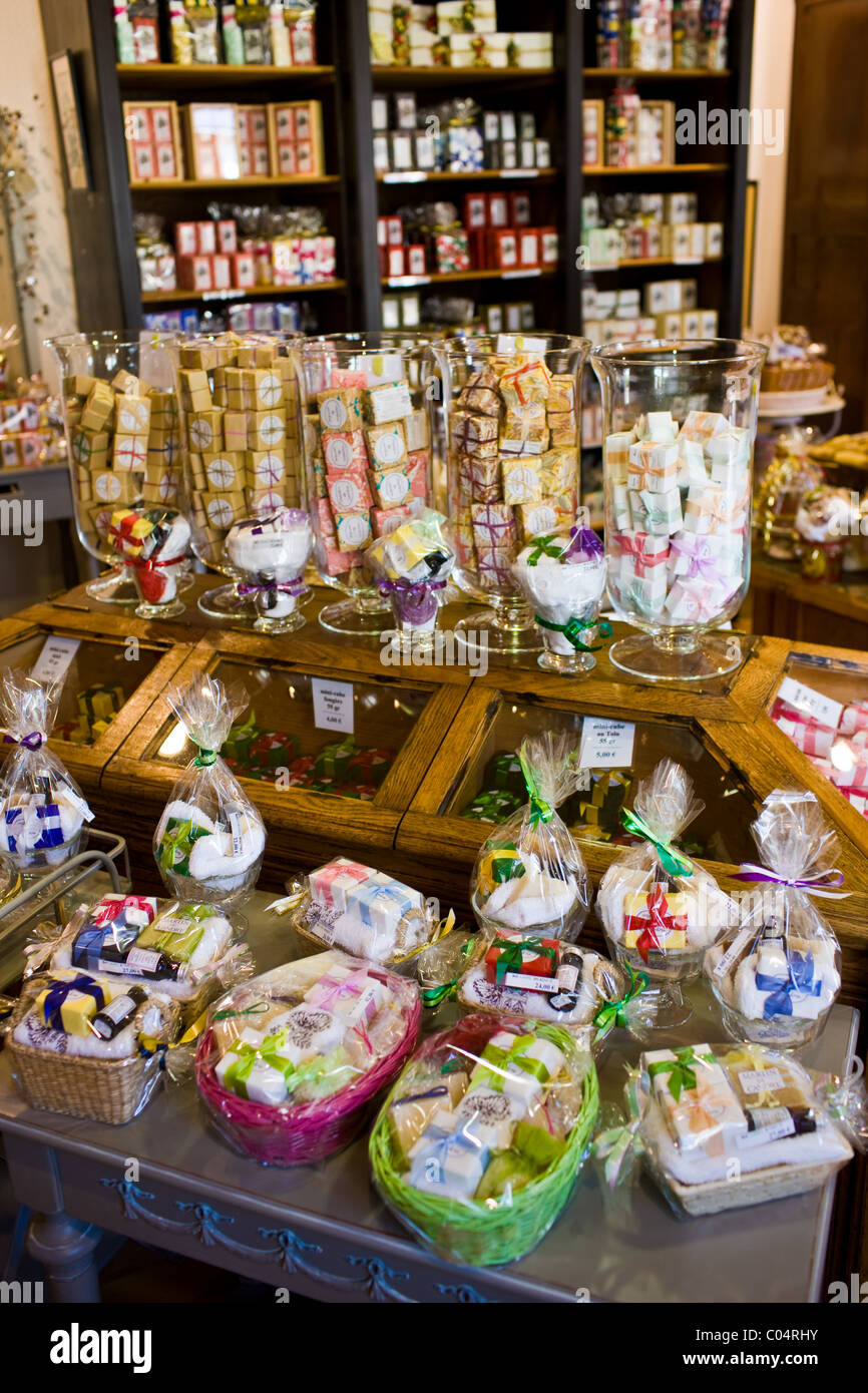 Jabones artesanales en venta en Martín de Candre especialista savon shop  Mestre en Fontevraud L'Abbaye, Valle del Loira, Francia Fotografía de stock  - Alamy