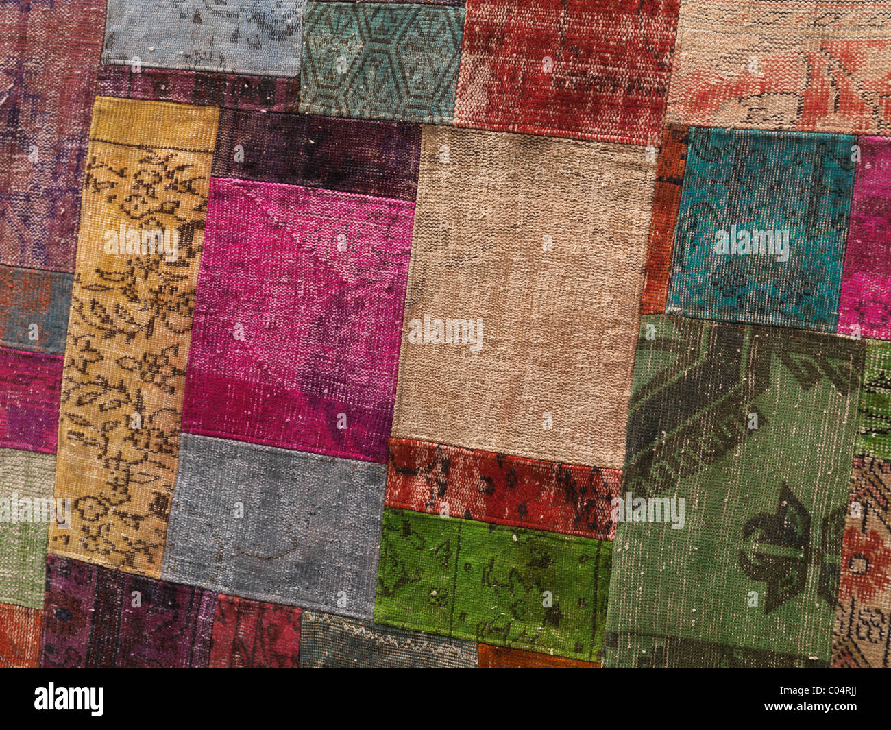 Alfombra hecha de parches de coloridas alfombras vintage reciclados Foto de stock