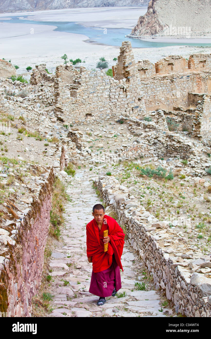 Monje y ruinas del monasterio Puntsoling, Tibet Foto de stock
