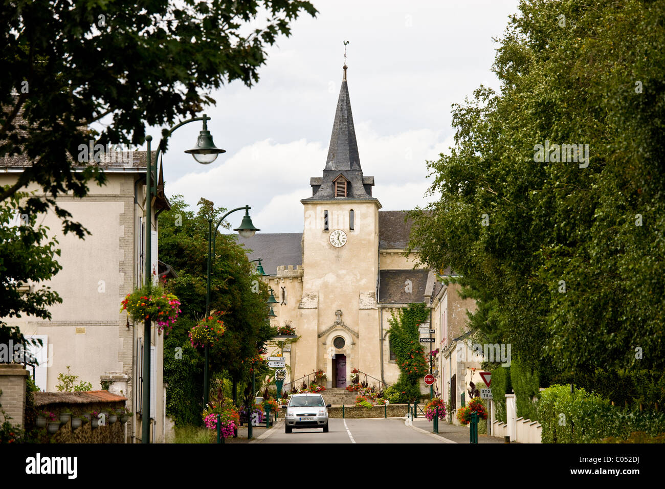 Ciudad de Coudray con la típica iglesia Normanda en Normandía, Francia Foto de stock
