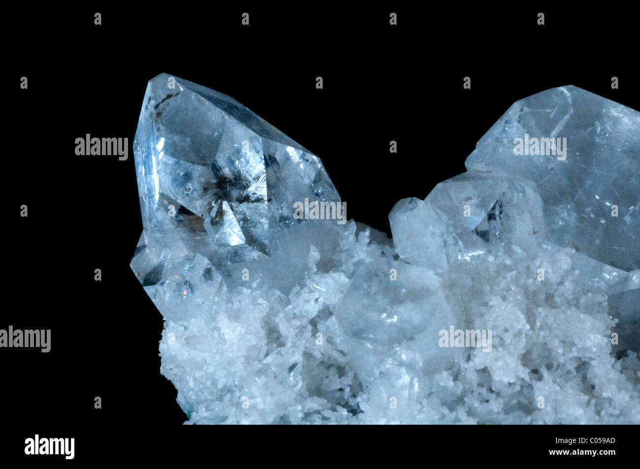 Apophyllite piedra en un cristal negro de fondo aislado Foto de stock