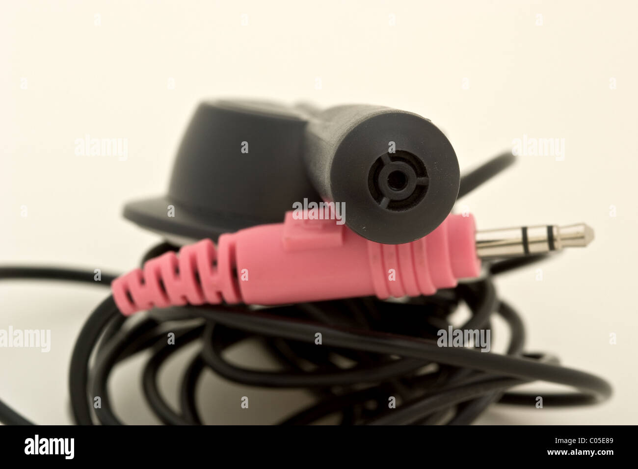 Conectores de audio y vídeo de metal rosa con un micrófono en la parte superior Foto de stock