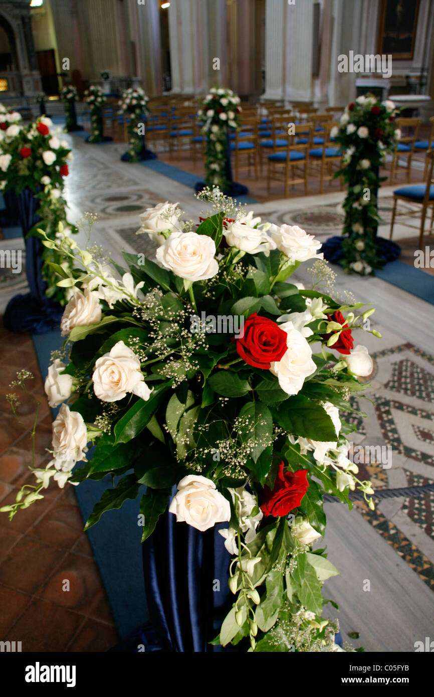Boda decorado pasillo interior Iglesia de Roma Italia Fotografía de stock - Alamy Boda decorado pasillo interior Iglesia de Roma Italia Fotografía de stock - Alamy