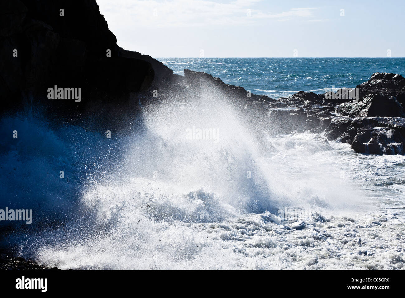 Fuertes mares del Atlántico con grandes olas rompiendo en la playa de Ajuy en la isla canaria de Fuerteventura. Foto de stock