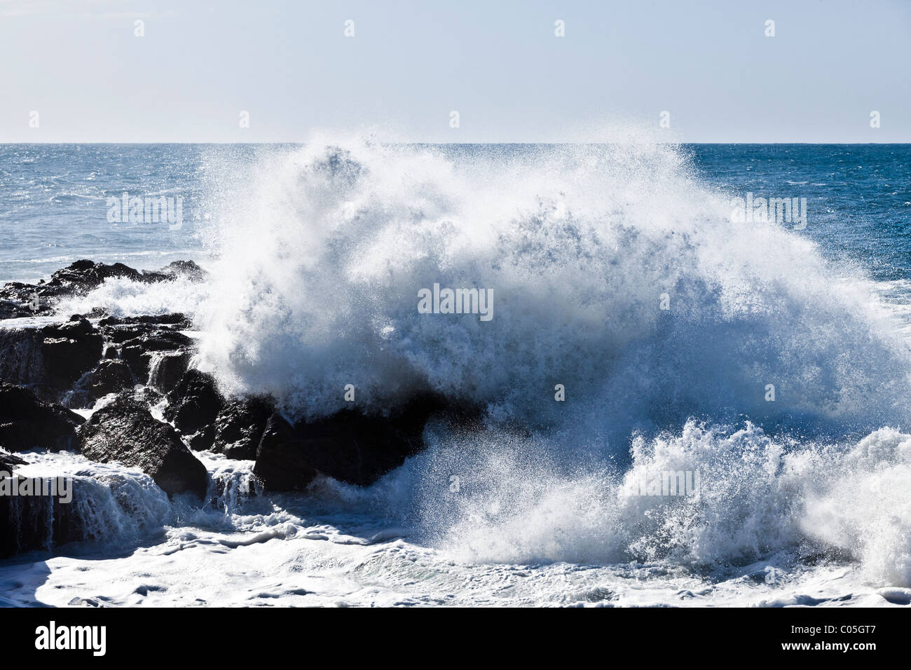 Fuertes mares del Atlántico con grandes olas rompiendo en la playa de Ajuy en la isla canaria de Fuerteventura. Foto de stock