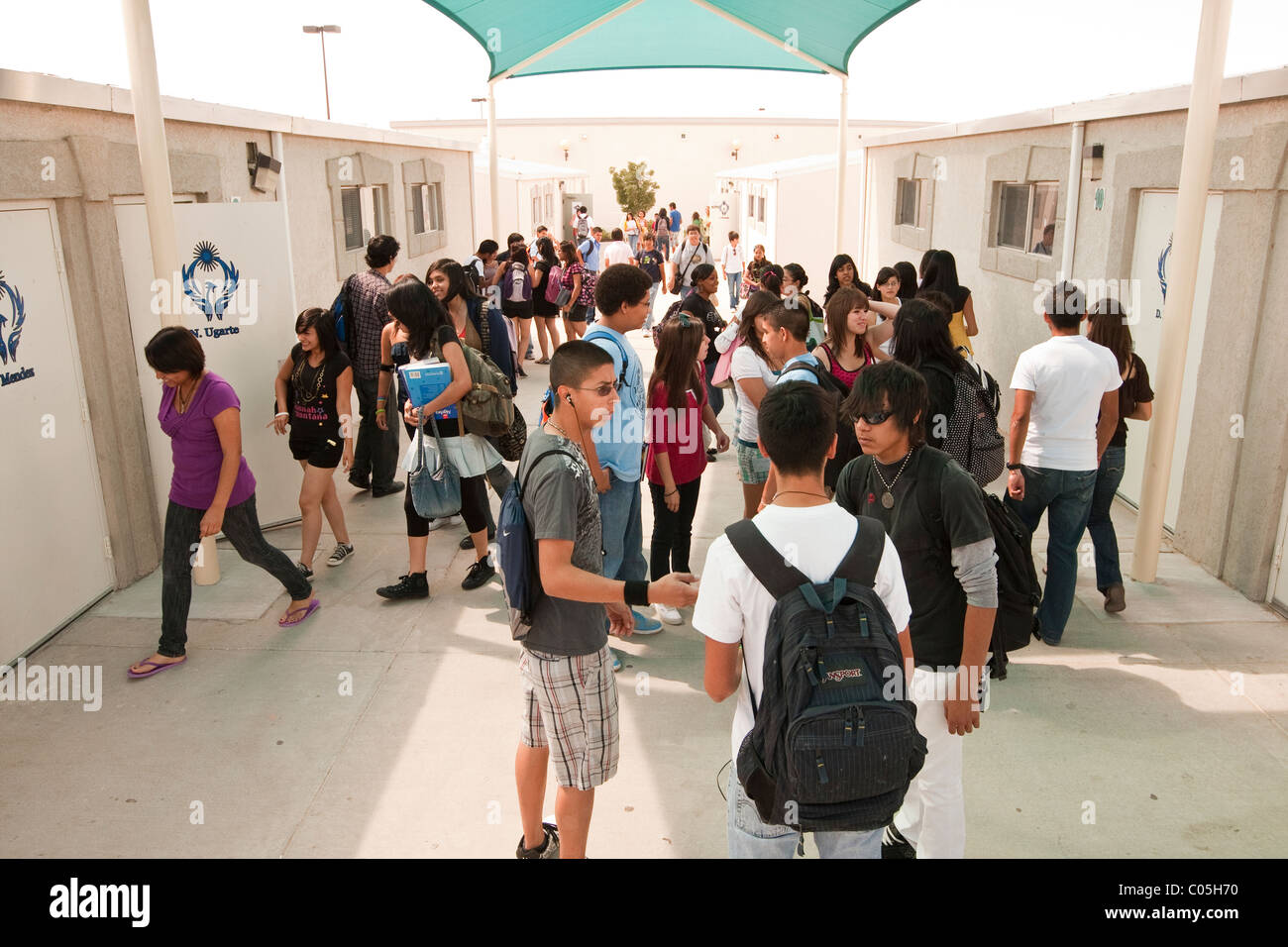 Los estudiantes hispanos socializar en breezeway fuera de las aulas durante el rodaje de Mission Early College High School en la ciudad de El Paso, Texas Foto de stock