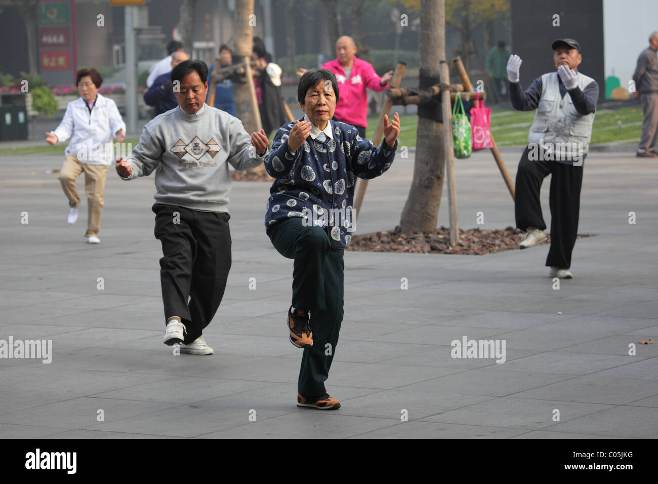 El pueblo chino practicando Tai Chi Chuan en la mañana, Shanghai China Foto de stock