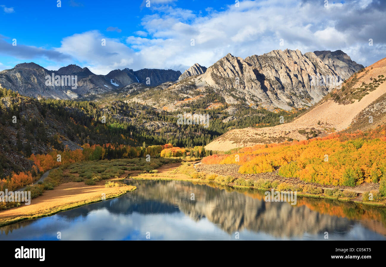Mañana de otoño en el North Lake en la parte oriental de Sierra Nevada, California Foto de stock