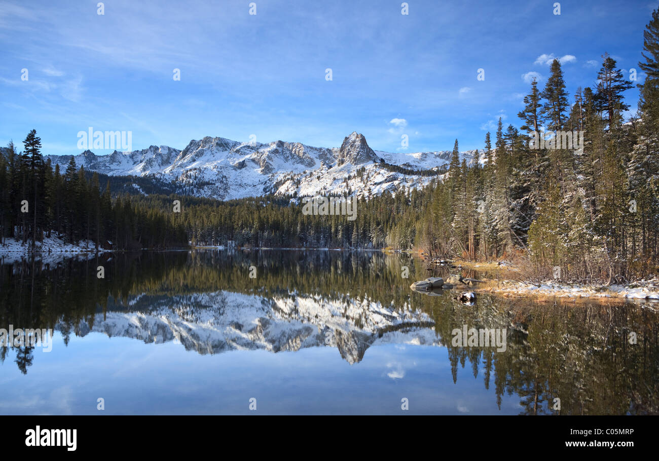 Reflexiones de invierno en Mammoth Lakes, en Sierra Nevada, California Foto de stock