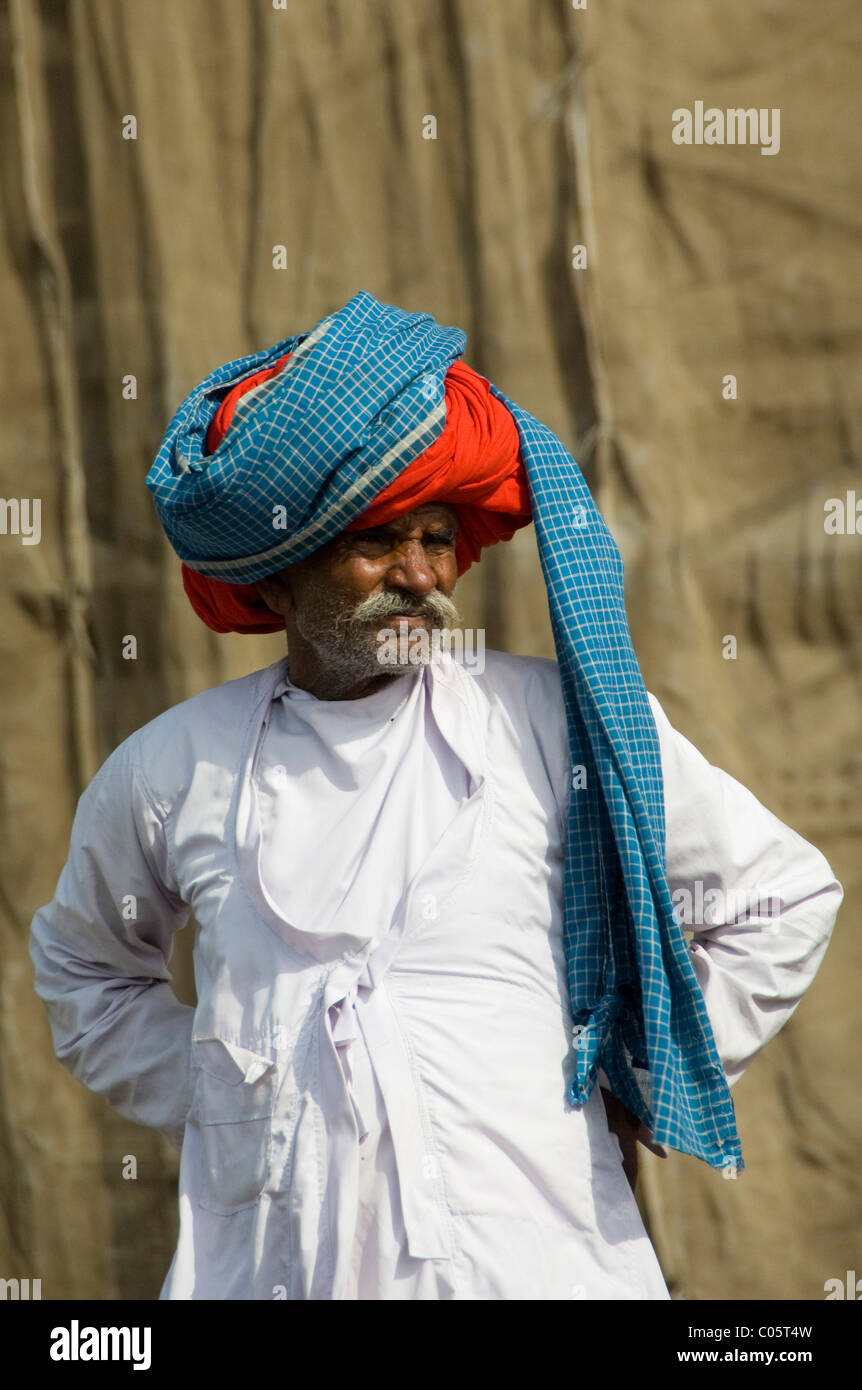 La India, en el estado de Maharashtra, Mumbai (Bombay), aka. La zona del puerto de Mumbai. Hombre de origen indio en el traje tradicional. Foto de stock