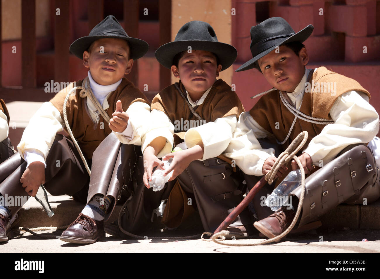 Tres escolares vestidos de traje vaquero mientras participan en los  desfiles de Semana Puno Fotografía de stock - Alamy