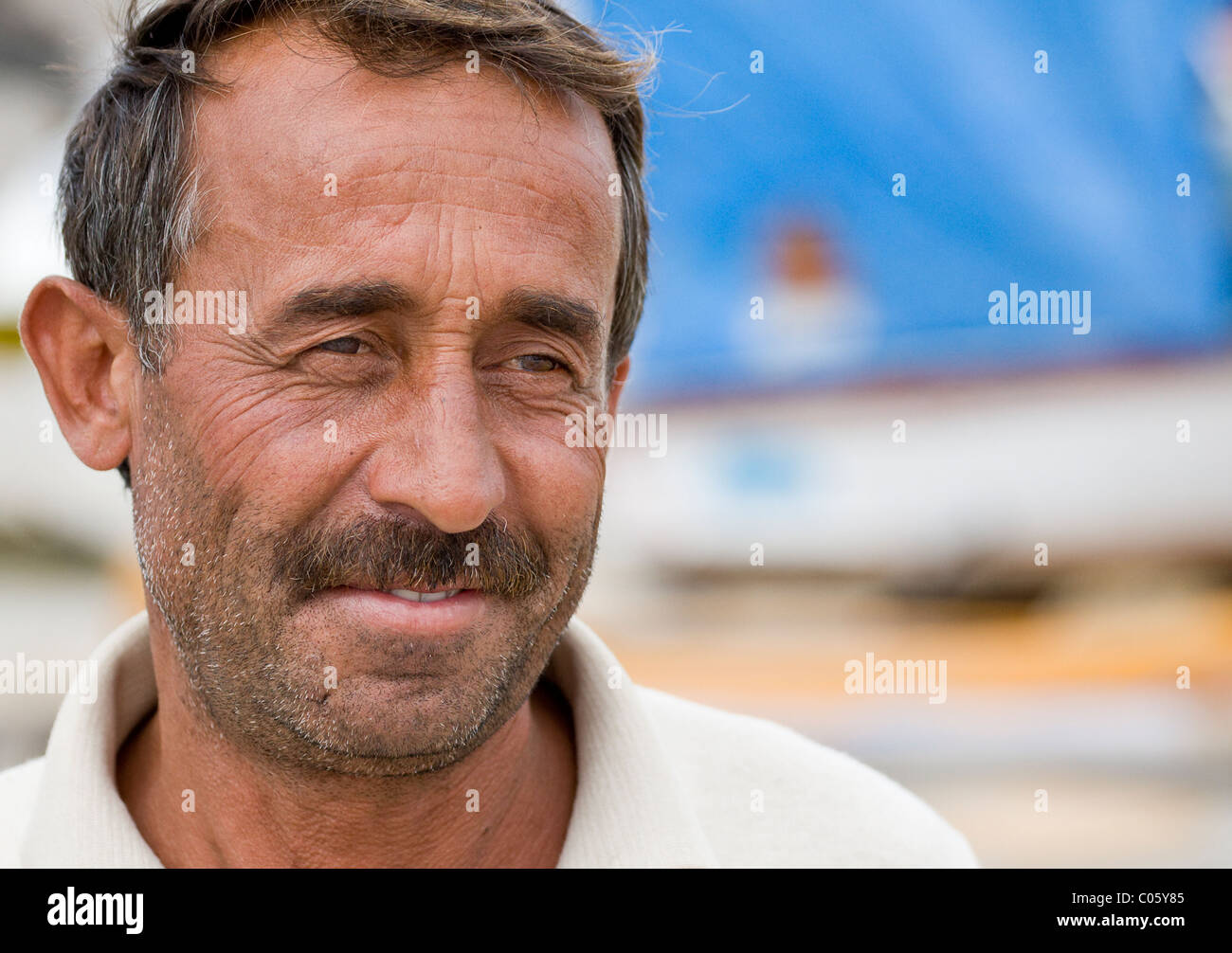 Hassan el constructor del barco. Hassan el barco reparador de pausas, sonrientes que abandona el barco metros frente al mar. Foto de stock