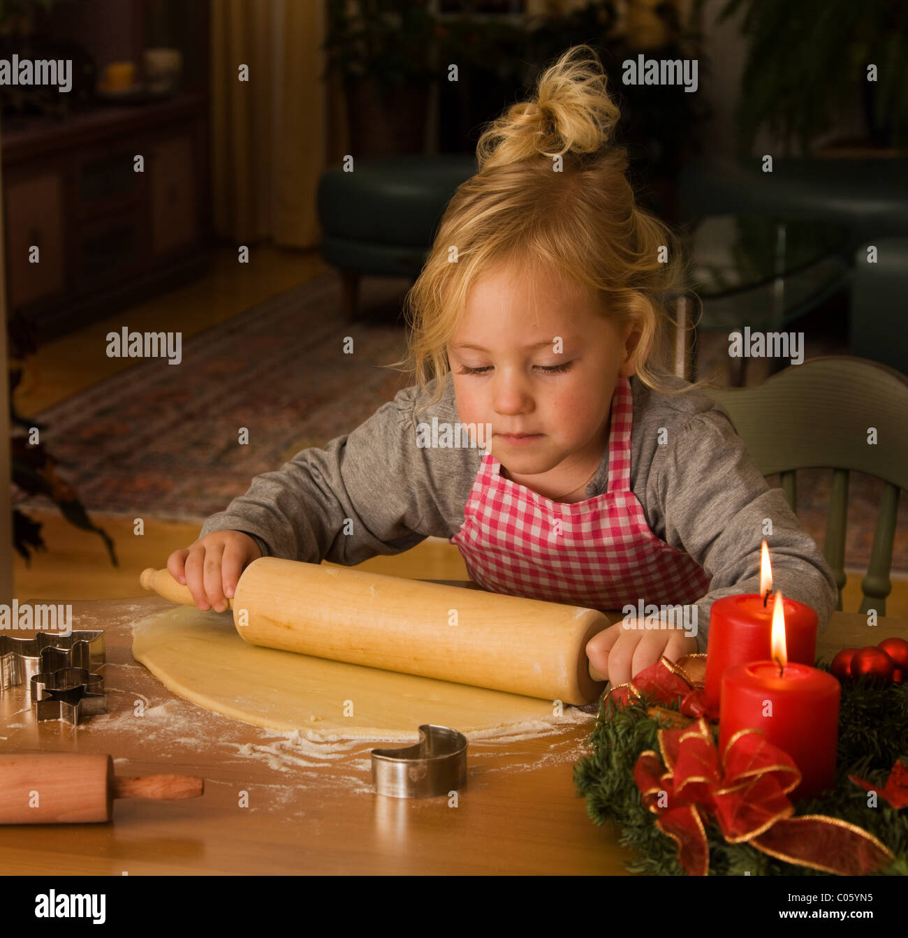 Niño a hornear galletas de Navidad durante el Adviento Foto de stock