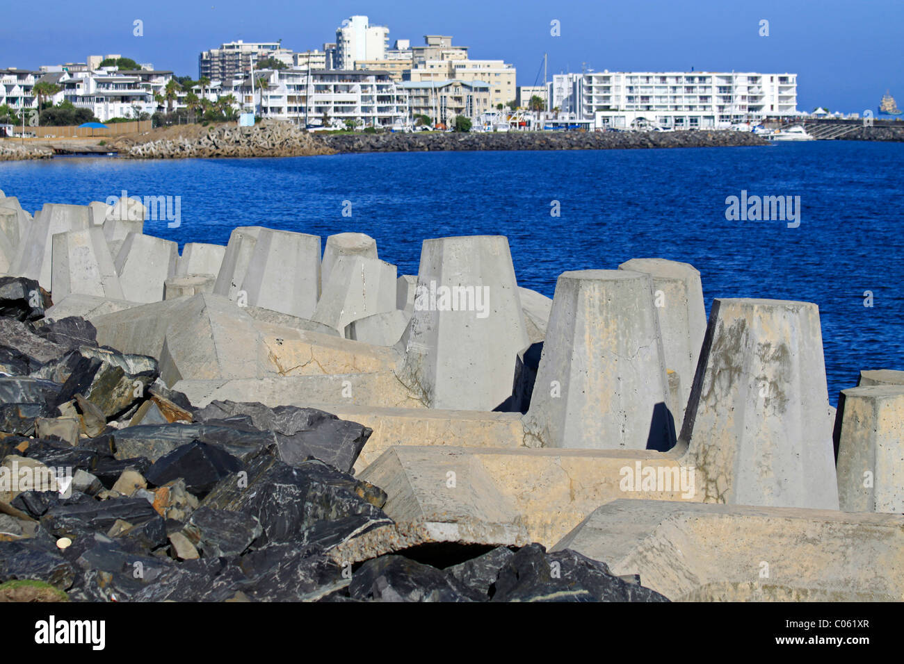 Dolosse, un sudafricano invención consistente de la vinculación de bloques de hormigón, se utilizan en el rompeolas en Table Bay Harbour . Foto de stock