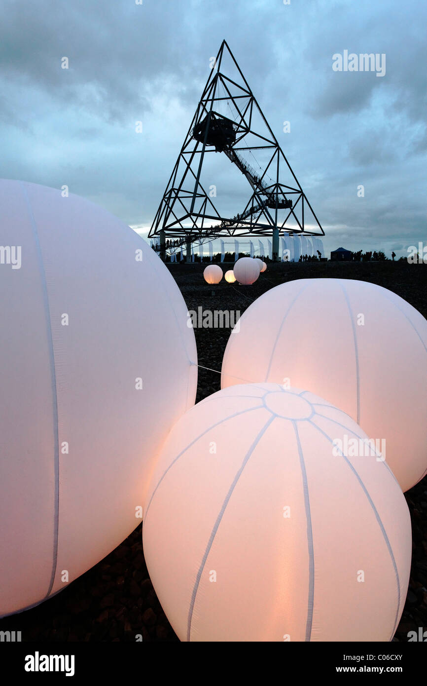 Tetraedro con bolas, iluminado de noche de verano show en el Extraschicht, noche de cultura industrial, volcado en Bottrop Foto de stock