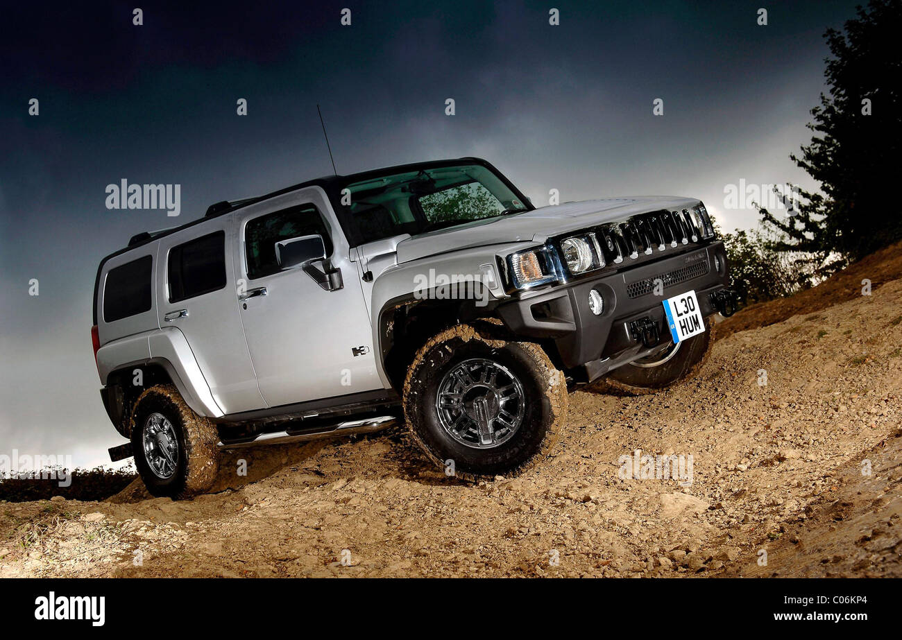 El Hummer llega en el Reino Unido futbolistas, magnates de la música y la  ciudad de los muchachos están desempolvando sus carteras como la primera  versión británica de Fotografía de stock -