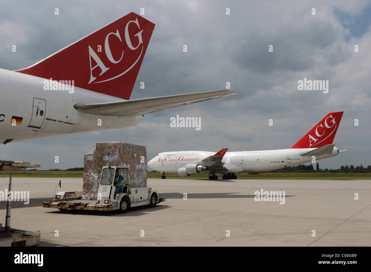 Manipulación de la carga en la zona de carga del aeropuerto Flughafen Frankfurt-Hahn, Lautzenhausen, Renania-Palatinado Foto de stock